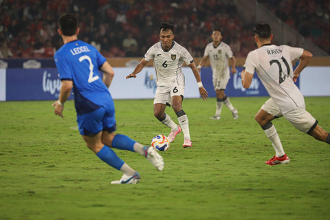 Pemain timnas Indonesia U-23, Robi Darwis (6) berusaha melewati pertahanan timnas Filipina dalam laga penyisihan Grup A Piala AFF U-23 2025 di Stadion Utama Gelora Bung Karno (SUGBK), Senayan, Jakarta, Jumat (18/7/2025). Foto: Iqbal Firdaus/kumparan