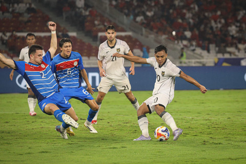Pemain timnas Indonesia U-23, Arkhan Fikri (10) berusaha melewati pertahanan timnas Filipina dalam la... </div>
<div class=