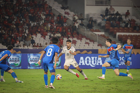 Pemain timnas Indonesia U-23, Jens Raven(21) berusaha melewati pertahanan timnas Filipina dalam laga penyisihan Grup A Piala AFF U-23 2025 di Stadion Utama Gelora Bung Karno (SUGBK), Senayan, Jakarta, Jumat (18/7/2025). Foto: Iqbal Firdaus/kumparan