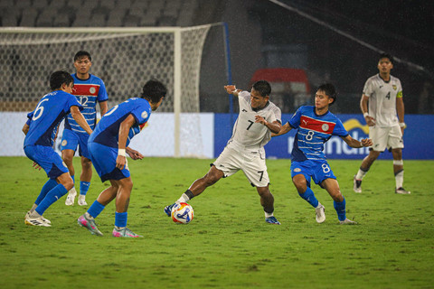 Pemain timnas Indonesia U-23, Toni Firmansyah (7) berusaha melewati pertahanan timnas Filipina dalam laga penyisihan Grup A Piala AFF U-23 2025 di Stadion Utama Gelora Bung Karno (SUGBK), Senayan, Jakarta, Jumat (18/7/2025). Foto: Iqbal Firdaus/kumparan