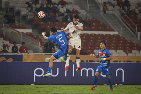 Pemain timnas Indonesia U-23, Jens Raven(21) berusaha melewati pertaha... </div>
<div class=