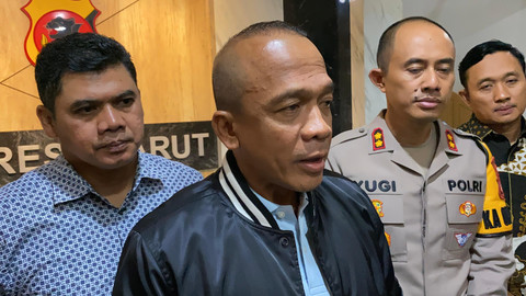 Kapolda Jawa Barat Irjen Rudi Setiawan (tengah) menjawab pertanyaan wartawan di Polres Garut, Jumat (18/7). Foto: Dok. Istimewa