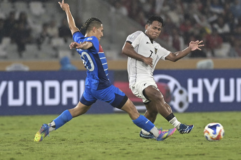 Pemain Timnas U-23 Indonesia Toni Firmansyah berebut bola dengan pemainTimnas U-23 Filipina Javier Alessandro Mariona dalam pertandingan penyisihan Grup A Piala AFF U-23 2025 di Stadion Utama Gel... </div>
<div class=