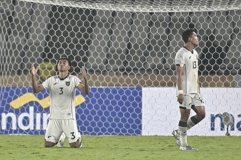 Pemain Timnas U-23 Indonesia Kakang Rudianto bersama rekannya Muhammad Alfharezzi Buffon berselebrasi usai mengalahkan Timnas U-23 Filipina dalam pertandingan Grup A Piala AFF U-23 2025 di Stadion Utama Gelora Bung Karno, Jakarta, Jumat (19/7/2025). Foto: Muhammad Adimaja/ANTARA FOTO