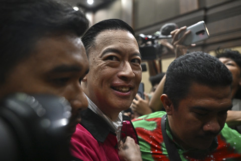 Terdakwa kasus dugaan korupsi impor gula, Thomas Trikasih Lembong atau Tom Lembong (tengah) meninggalkan ruang sidang usai pembacaan vonis di Pengadilan Tipikor, Jakarta, Jumat (18/7/2025). Foto: Bayu Pratama S/ANTARA FOTO