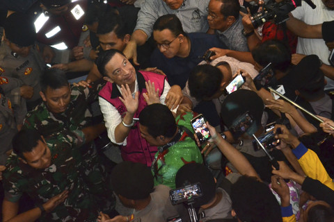 Terdakwa kasus dugaan korupsi impor gula, Thomas Trikasih Lembong atau Tom Lembong (tengah) melambaikan tangan usai pembacaan vonis di Pengadilan Tipikor, Jakarta, Jumat (18/7/2025). Foto: Ertadha Sulthan/ANTARA FOTO