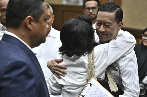 Terdakwa kasus dugaan korupsi impor gula, Thomas Trikasih Lembong atau Tom Lembong (kanan) memeluk istri Franciska Wihardja usai sidang pembacaan vonis di Pengadilan Tipikor, Jakarta, Jumat (18/7/2025). Foto: Ertadha Sulthan/ANTARA FOTO