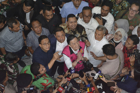 Terdakwa kasus dugaan korupsi impor gula, Thomas Trikasih Lembong atau Tom Lembong (tengah) didampingi mantan Gubernur DKI Jakarta Anies Baswedan (kedua kiri) menatap ke atas usai pembacaan vonis di Pengadilan Tipikor, Jakarta, Jumat (18/7/2025). Foto: Ertadha Sulthan/ANTARA FOTO