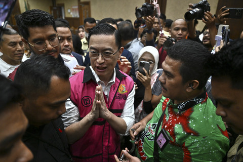 Terdakwa kasus dugaan korupsi impor gula, Thomas Trikasih Lembong atau Tom Lembong (tengah) meninggalkan ruang sidang usai pembacaan vonis di Pengadilan Tipikor, Jakarta, Jumat (18/7/2025). Foto: Ertadha Sulthan/ANTARA FOTO