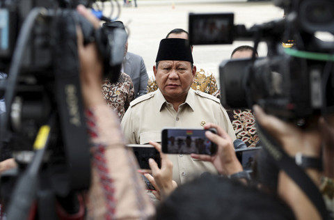 Presiden Prabowo Subianto menjawab pertanyaan wartawan saat tiba di Pangkalan Udara TNI AU Halim Perdanakusuma, Jakarta, Rabu (16/7/2025). Foto: Ajeng Dinar Ulfiana/Reuters