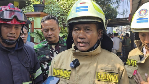 Sarono Komanda Piket Damkar yang menangani kebakaran di Bukit Duri, Tebet, Jakarta Selatan, Sabtu (19/7/2025). Foto: Rayyan Farhansyah/kumparan