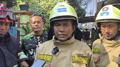 Sarono Komanda Piket Damkar yang menangani kebakaran di Bukit Duri, Tebet, Jakarta Selatan, Sabtu (19/7/2025). Foto: Rayyan Farhansyah/kumparan