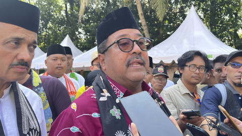 Wakil Gubernur DKI Jakarta Rano Karno menjawab pertanyaan wartawan saat menghadiri acara "Cilandak Berbudaya" di Lapangan Pamentas Lebak Bulus, Cilandak, Jakarta Selatan, Sabtu (19/7/2025). Foto: Nasywa Athifah/kumparan