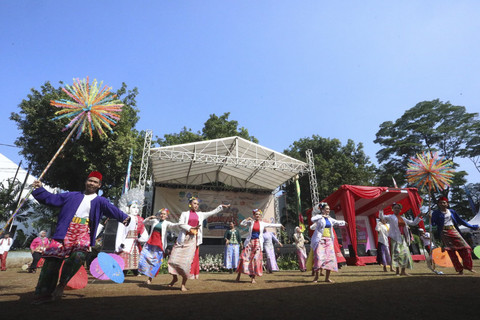 Sejumlah penari tampil dalam acara "Cilandak Berbudaya" di Lapangan Pamentas Lebak Bulus, Cilandak, Jakarta Selatan, Sabtu (19/7/2025). Foto: Nasywa Athifah/kumparan