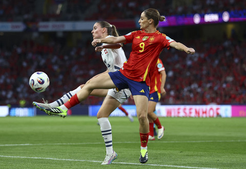 Pemain Timnas Spanyol wanita Esther Gonzalez berebut bola dengan pemain Timnas Swiss wanita Smilla Vallotto dalam pertandingan perempat final Piala EURO wanita 2025 di Stadion Wankdorf, Bern, Swiss, Jumat (18/7/2025). Foto: Matthew Childs/Reuters