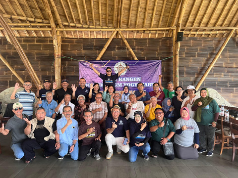 Temu kangen Dosen Pembimbing Lapangan (DPL) senior KKN UGM di restoran Bebek Pondok Galih, Ngaglik, Sleman, Minggu (14/7). Foto: Dok. Istimewa
