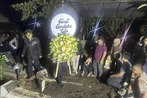 Pemakaman Bripka Cecep Saepul Bahri anggota kepolisian resor Garut yang gugur saat melakukan pengamanan kegiatan makan gratis balakecrakan di Pemakaman Umum Sukadana Gandok, Kota Kulon, Garut, Jawa Barat pada Jumat (18/7/2025) malam. Foto: Dok. kumparan