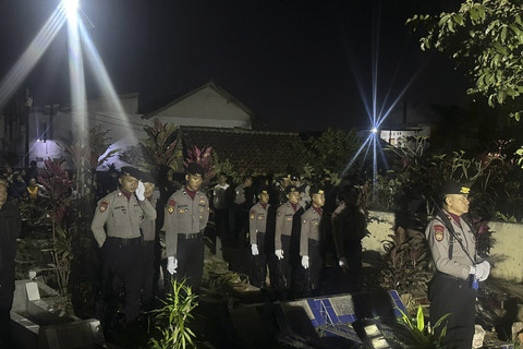 Pemakaman Bripka Cecep Saepul Bahri anggota kepolisian resor Garut yang gugur saat melakukan pengamanan kegiatan makan gratis balakecrakan di Pemakaman Umum Sukadana Gandok, Kota Kulon, Garut, Jawa Barat pada Jumat (18/7/2025) malam. Foto: Dok. kumparan