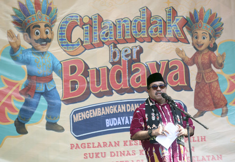 Wakil Gubernur DKI Jakarta Rano Karno memberikan sambutannya saat membuka Festival Cilandak Berbudaya di Lebak Bulus, Jakarta, Sabtu (19/7/2025). Foto: Muhammad Iqbal/ANTARA FOTO