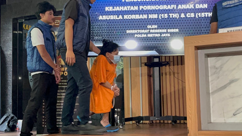 Tersangka C Kasus Pornografi dan Pencabulan Terhadap Anak  Bawah Umur Saat Konferensi Pers di Polda Metro Jaya, Sabtu (19/7/2025). Foto: Rayyan Farhansyah/kumparan