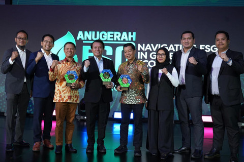 Pertamina International Shipping (PIS) terima penghargaan Anugerah Utama – Sektor Transportasi Logistik. Foto: PIS 