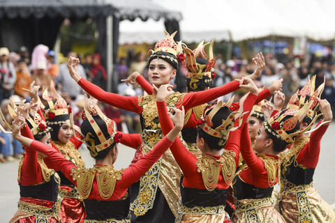 Penari asal Jawa Barat menampilkan pertunjukan  saat berlangsungnya Kukar Festival Budaya Nusantara 2025 di depan Kedaton Kesultanan Kutai Kartanegara Ing Martadipura, Tenggarong, Kutai Kartanegara, Kalimantan Timur, Sabtu (19/7/2025). Foto: M Risyal Hidayat/ANTARA FOTO
