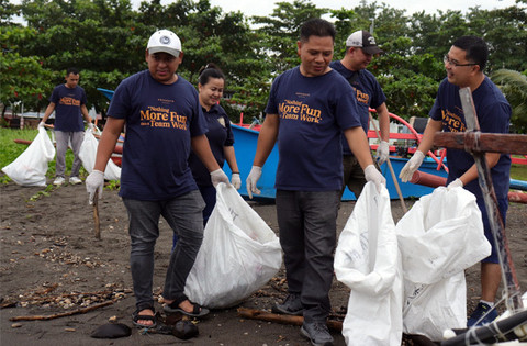 Kegiatan bersih-bersih pantai yang digelar Hotel Aryaduta Manado di Pantai Karangria Manado.