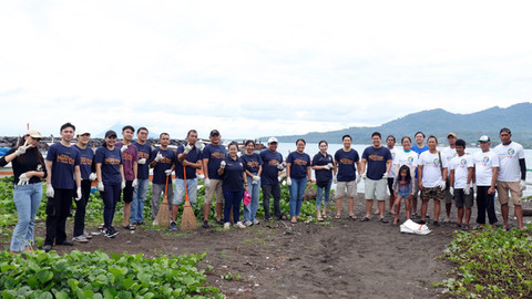 Foto bersama sebelum kegiatan bersih-bersih pantai yang digelar Hotel Aryaduta Manado bersama komunitas Beach Clean Up.