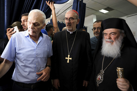 Patriark Latin Yerusalem Uskup Agung Pierbattista Pizzaballa dan Patriark Ortodoks Yunani Yerusalem Theophilos III mengunjungi Rumah Sakit Arab Al-Ahli di Gaza, Jumat (18/7/2025). Foto: Dawoud Abu Alkas/REUTERS