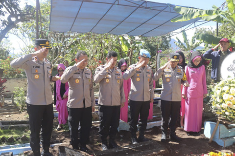 Sejumlah petugas kepolisian berziarah ke makam Bripka Cecep Saeful Bahri yang meninggal dunia saat peristiwa kericuhan kegiatan makan gratis balakecrakan di Garut, Jawa Barat, Sabtu (19/7/2025). Foto: Dok. Polres Garut