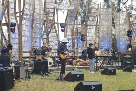 Penampilan Emptyyy musik dalam Festival Jazz Gunung Series Bromo di Amphitheater Bromo, Sabtu (19/7/2025). Foto: Ela Nurlaela/kumparan
