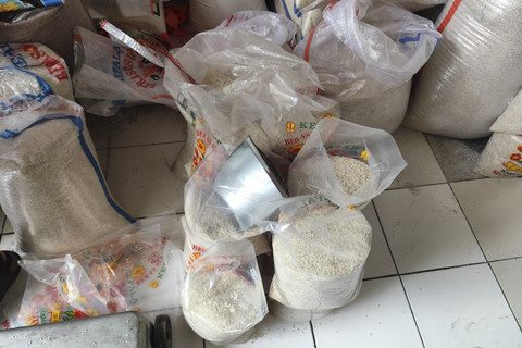 Beras yang dijual di Pasar Induk Beras Cipinang (PIBC) Jakarta Timur, Sabtu (19/7/2025). Foto: Widya Islamiati/kumparan