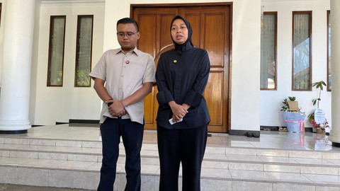 Maula Akbar Mulyadi Putra (Ula), anggota DPRD Jabar anak Gubernur Jabar Dedi Mulyadi; dan istrinya, Luthfianisa Putri Karlina, Wabup Garut anak Kapolda Metro Jaya Irjen Pol Karyoto memberikan keterangan pers pada Sabtu (19/7). Foto: Dok. kumparan