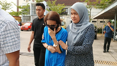 Pelaku utama sindikat jual beli bayi ke Singapura Lie Siu Lan alias Lily alias Popo (69) saat ditangkap polisi, Sabtu (19/7). Foto: Dok. Istimewa