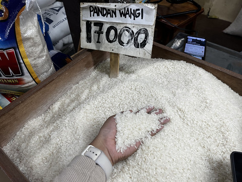 Sejumlah kualitas beras di Pasar Rawamangun, Jakarta Timur, Sabtu (19/7). Foto: Widya Islamiati/kumparan