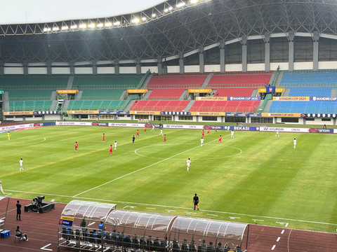 Vietnam vs Laos dalam laga Grup B Piala AFF U-23 2025 di Stadion Patriot Candrabhaga, Bekasi, Jawa Barat, pada Sabtu (19/7). Foto: Azrumi El Ghazali/kumparan