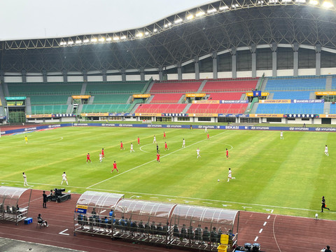 Vietnam vs Laos dalam laga Grup B Piala AFF U-23 2025 di Stadion Patriot Candrabhaga, Bekasi, Jawa Barat, pada Sabtu (19/7). Foto: Azrumi El Ghazali/kumparan