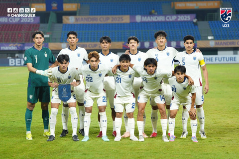 Pemain Timnas Thailand U-23 bersiap jelang lawan Timor Leste dalam laga Grup B Piala AFF U-23 2025 di Stadion Patriot Candrabhaga, Bekasi, Jawa Barat, pada Sabtu (19/7). Foto: Facebook Changsuek