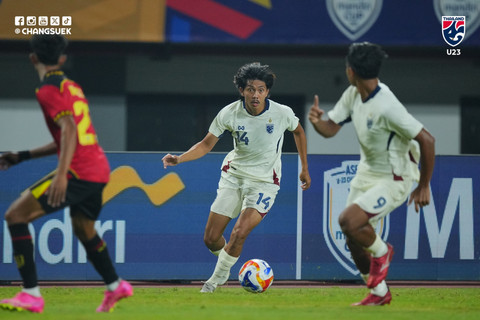 Pemain Timnas Thailand U-23, Phanthamit Praphanth (#14), menggiring bola saat lawan Timor Leste dalam laga Grup B Piala AFF U-23 2025 di Stadion Patriot Candrabhaga, Bekasi, Jawa Barat, pada Sabtu (19/7). Foto: Facebook Changsuek