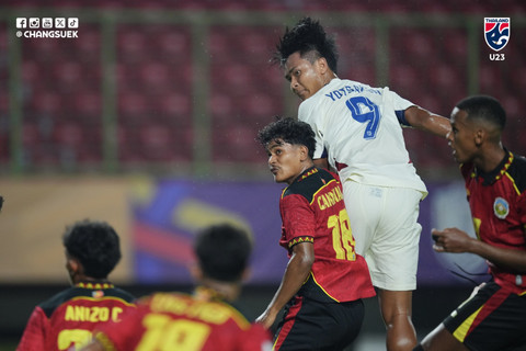 Pemain Timnas Thailand U-23, Yotsakon Burapha (#9), mencetak gol saat lawan Timor Leste dalam laga Grup B Piala AFF U-23 2025 di Stadion Patriot Candrabhaga, Bekasi, Jawa Barat, pada Sabtu (19/7). Foto: Facebook Changsuek