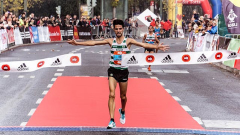 Ilustrasi apa yang menjadi tugas utama tokoh aku dalam lomba maraton?, Sumbert: pexels.com