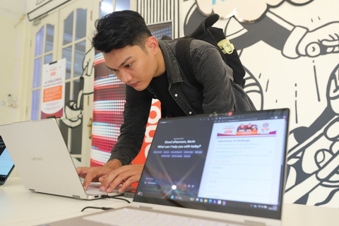 Peserta pekerja pemula (first jobber) belajar melakukan prompt dengan tools Copilot yang ada di Lenovo AI PC dalam event kumparan Hangout bersama Lenovo, Sabtu (19/7). Foto: Iqbal Firdaus/kumparan