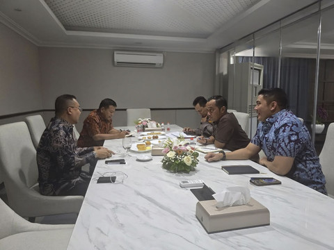 Pertemuan Wakil Ketua DPR RI, Bapak Prof. Sufmi Dasco Ahmad, Mensesneg Prasetyo Hadi, Kapolri Jenderal Listyo Sigit Prabowo, dan Kepala BIN Letjen TNI (Purn) Herindra serta Seskab Letnan Kolonel Teddy Indra Wijaya, Jumat (18/7/2025).
 Foto: Instagram/ @sekretariat.kabinet