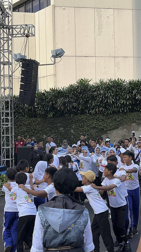 Ibu Wapres Gibran Rakabuming Raka, Selvi Ananda bermain ular naga bersama Menteri Pemberdayaan Perempuan dan Perlindungan Anak (PPPA) Arifatul Choiri dan Istri Menteri Dalam Negeri Tito Karnavian, Tri Suwasti di CFD, Minggu (20/7/2025). Foto: Haya Syahira/kumparan