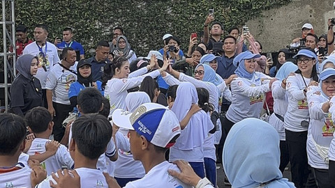 Ibu Wapres Gibran Rakabuming Raka, Selvi Ananda bermain ular naga bersama Menteri Pemberdayaan Perempuan dan Perlind... </div>
<div class=