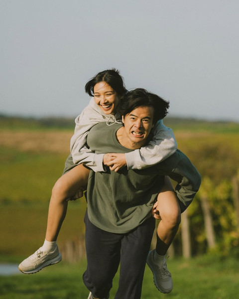 Potret Sheila Dara Aisha dan Dion Wiyoko dari film Sore: Istri dari Masa Depan. Foto: @sheiladaisha