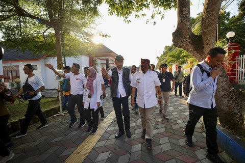 Wakil Menteri Sosial (Wamen Sosial) Agus Jabo Priyono tinjau Masa Pengenalan Lingkungan Sekolah (MPLS) di Sekolah Rakyat Menengah Atas (SRMA) 16 Temanggung. Foto: Kemensos RI