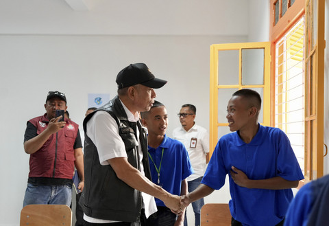 Wakil Menteri Sosial (Wamen Sosial) Agus Jabo Priyono berinteraksi dengan siswa saat tinjau Masa Pengenalan Lingkungan Sekolah (MPLS) di Sekolah Rakyat Menengah Atas (SRMA) 16 Temanggung. Foto: Kemensos RI