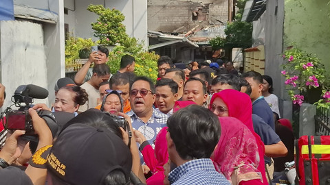 Wakil Gubernur Jakarta, Rano Karno meninjau lokasi kebakaran Bukit Duri, Jakarta Selatan, Sabtu (20/7/2025). Foto: Thomas Bosco/kumparan