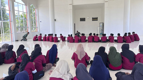 Kegiatan siswa saat berbagi lokasi antara Sekolah Rakyat Menengah Atas (SRMA) 2 dengan SMA Unggul Ali Hasjmy di Aceh. Foto: Kemensos RI